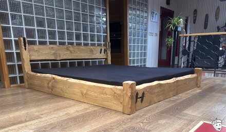 Masivní, trámová postel Bára