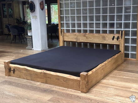 Masivní, trámová postel Bára